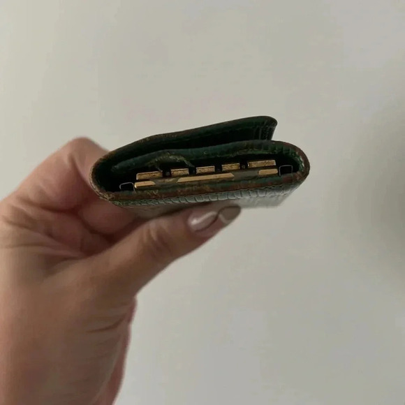 Louis Vuitton | Authentic Vintage Green Epi Multicles 4  Key Case - Picture 8 of 9